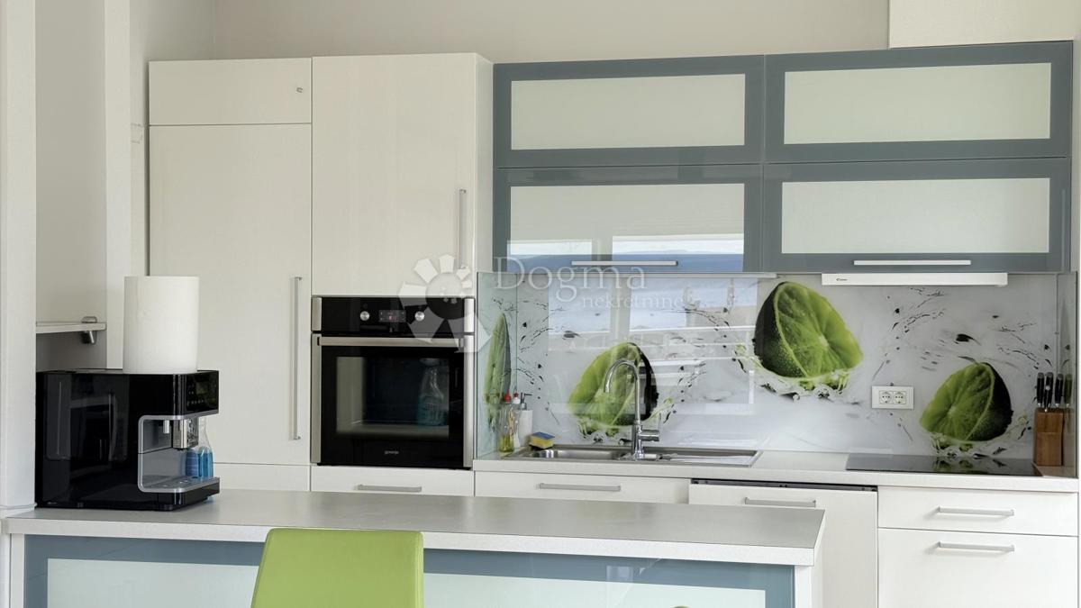 Attico a Baška Voda – Su Due Livelli, Completamente Arredato