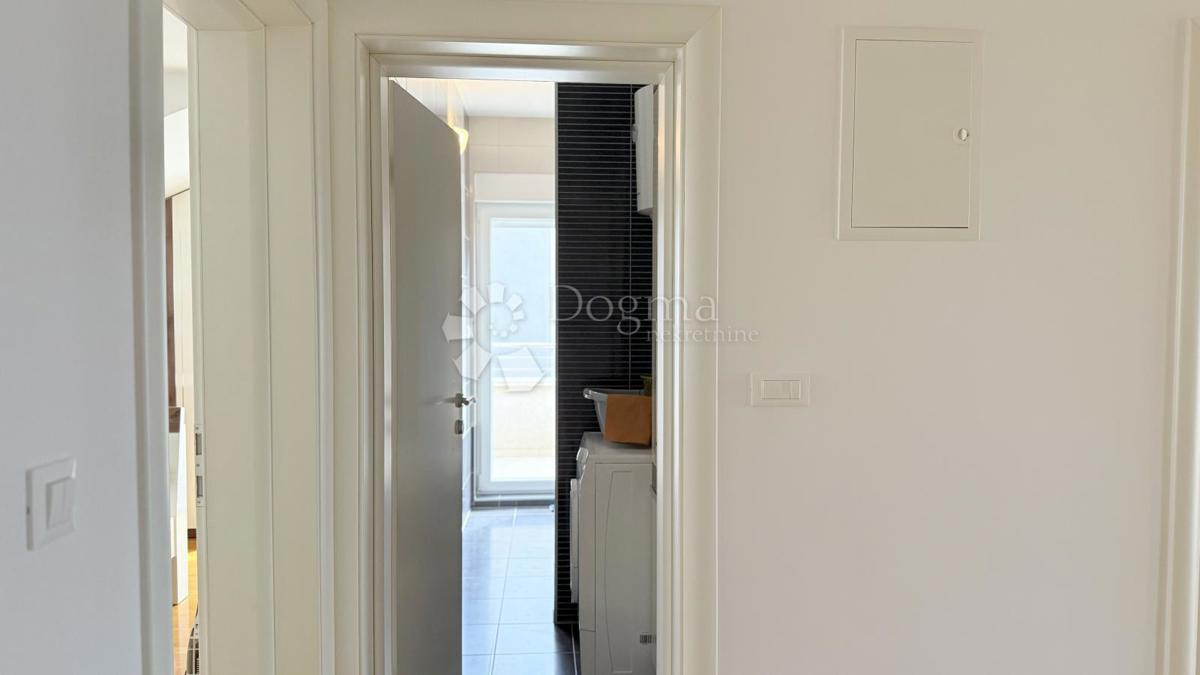 Attico a Baška Voda – Su Due Livelli, Completamente Arredato