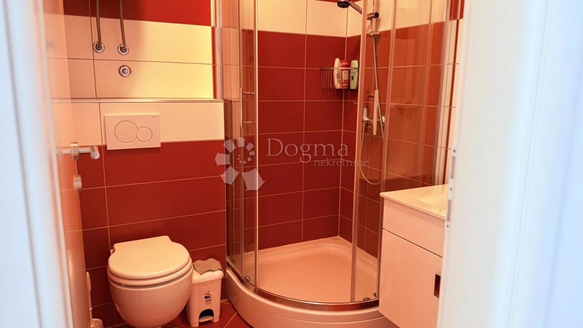 Attico a Baška Voda – Su Due Livelli, Completamente Arredato