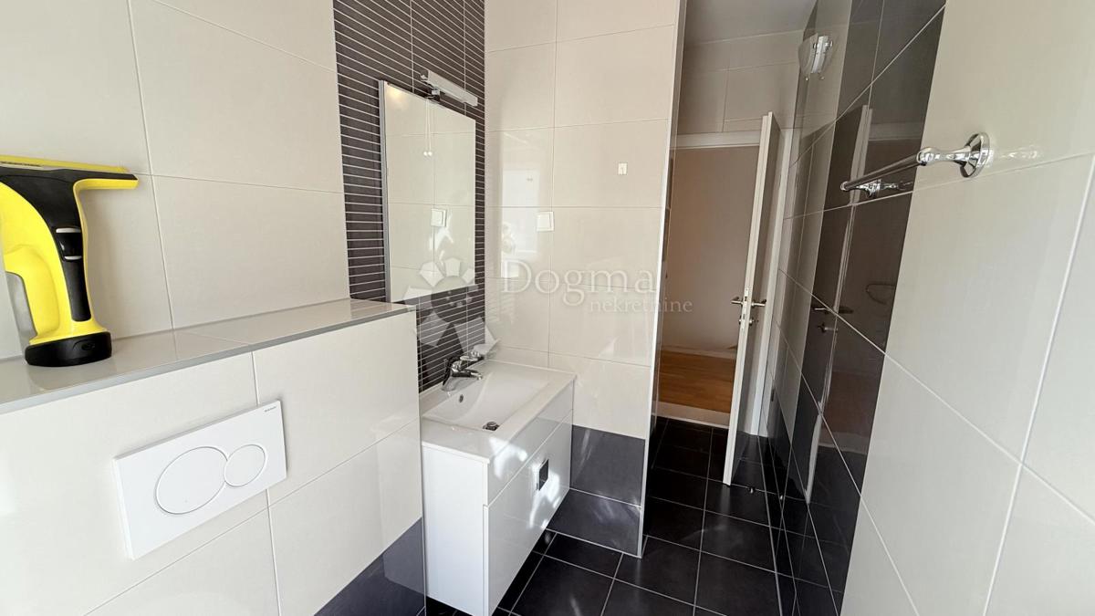 Attico a Baška Voda – Su Due Livelli, Completamente Arredato