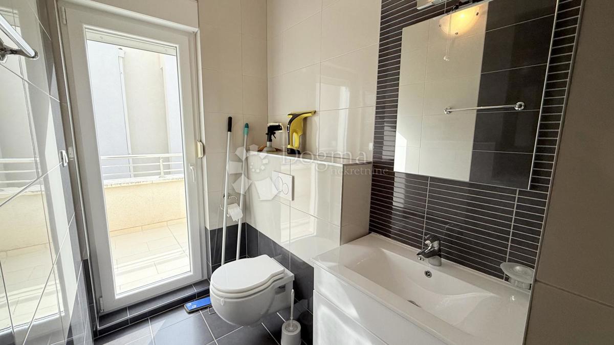 Attico a Baška Voda – Su Due Livelli, Completamente Arredato