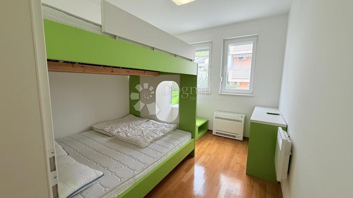 Attico a Baška Voda – Su Due Livelli, Completamente Arredato