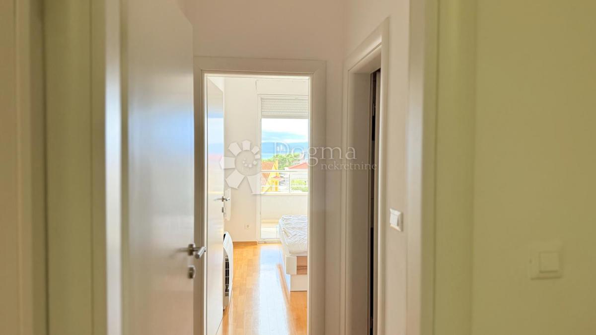 Attico a Baška Voda – Su Due Livelli, Completamente Arredato