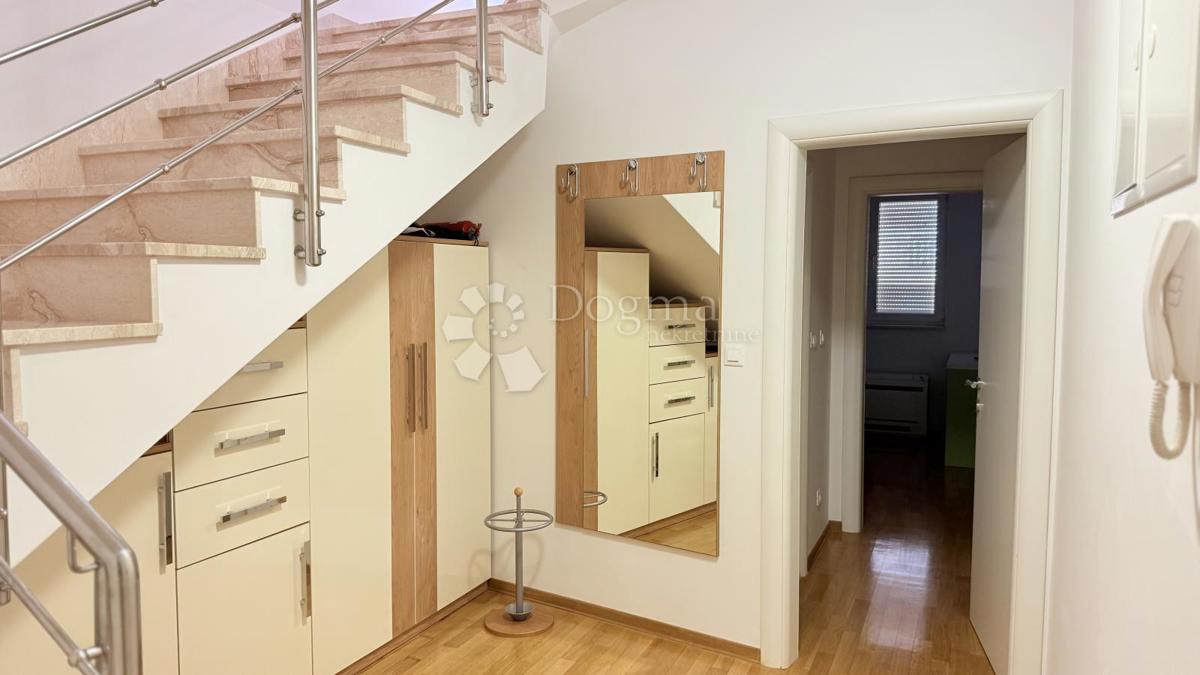 Attico a Baška Voda – Su Due Livelli, Completamente Arredato