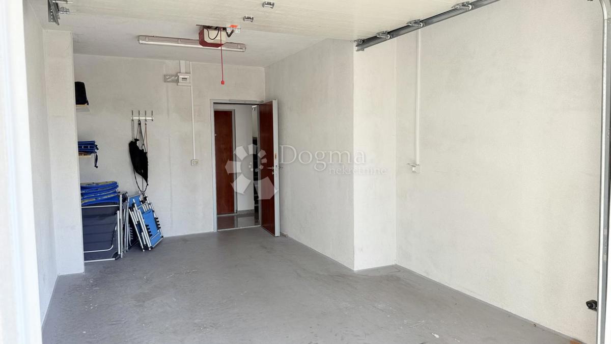 Attico a Baška Voda – Su Due Livelli, Completamente Arredato