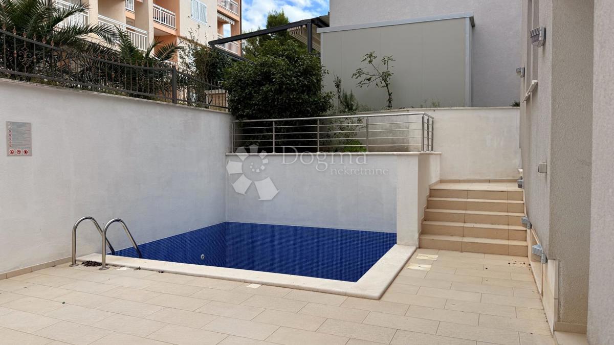 Attico a Baška Voda – Su Due Livelli, Completamente Arredato