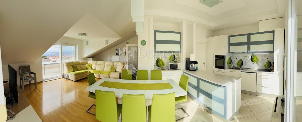 Attico a Baška Voda – Su Due Livelli, Completamente Arredato