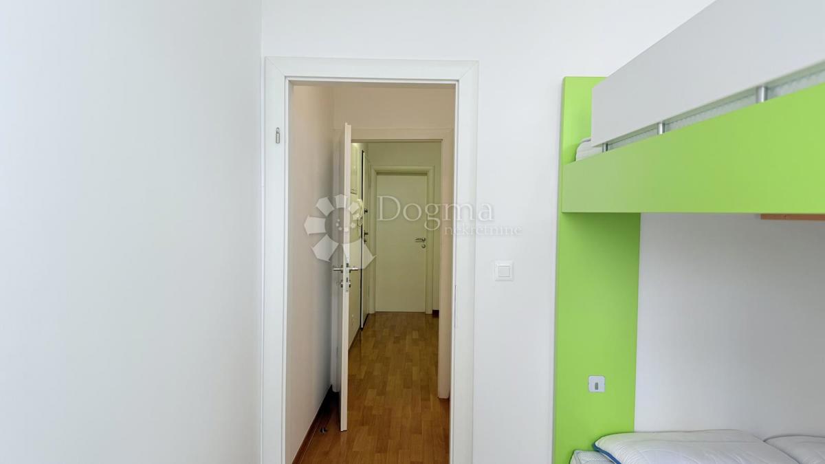 Attico a Baška Voda – Su Due Livelli, Completamente Arredato