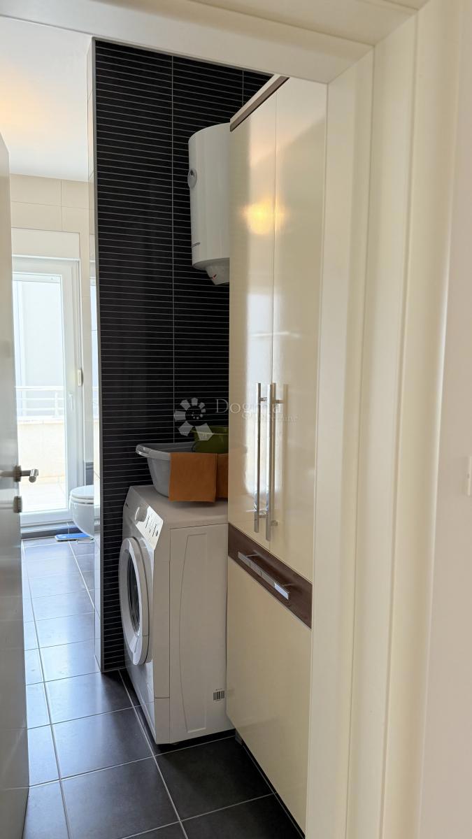 Attico a Baška Voda – Su Due Livelli, Completamente Arredato