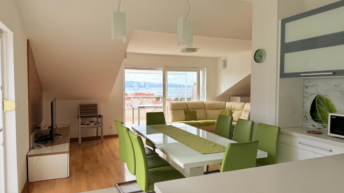 Attico a Baška Voda – Su Due Livelli, Completamente Arredato