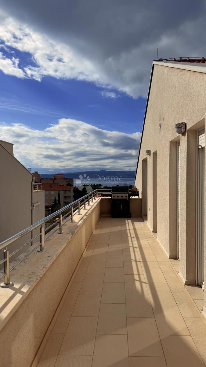 Attico a Baška Voda – Su Due Livelli, Completamente Arredato