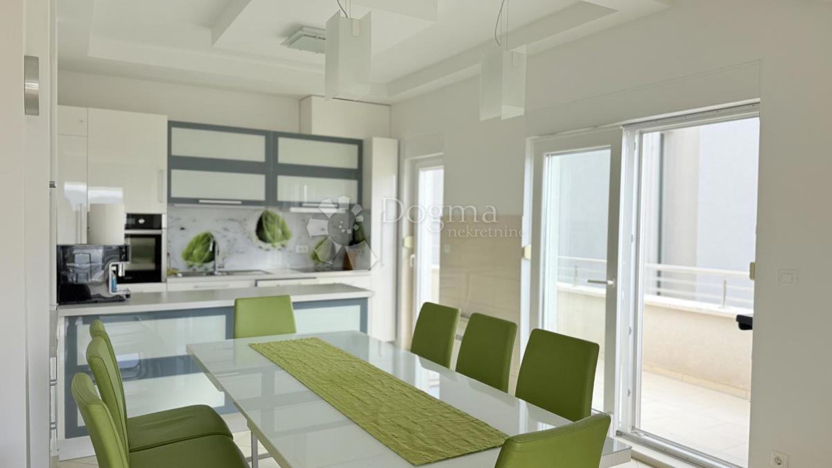 Attico a Baška Voda – Su Due Livelli, Completamente Arredato