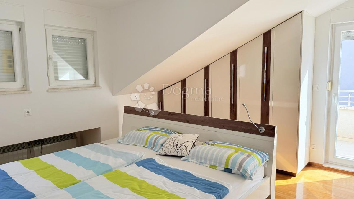 Attico a Baška Voda – Su Due Livelli, Completamente Arredato