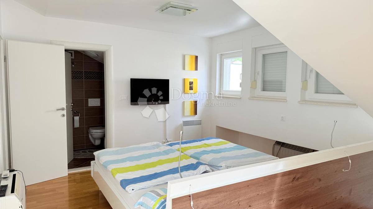 Attico a Baška Voda – Su Due Livelli, Completamente Arredato