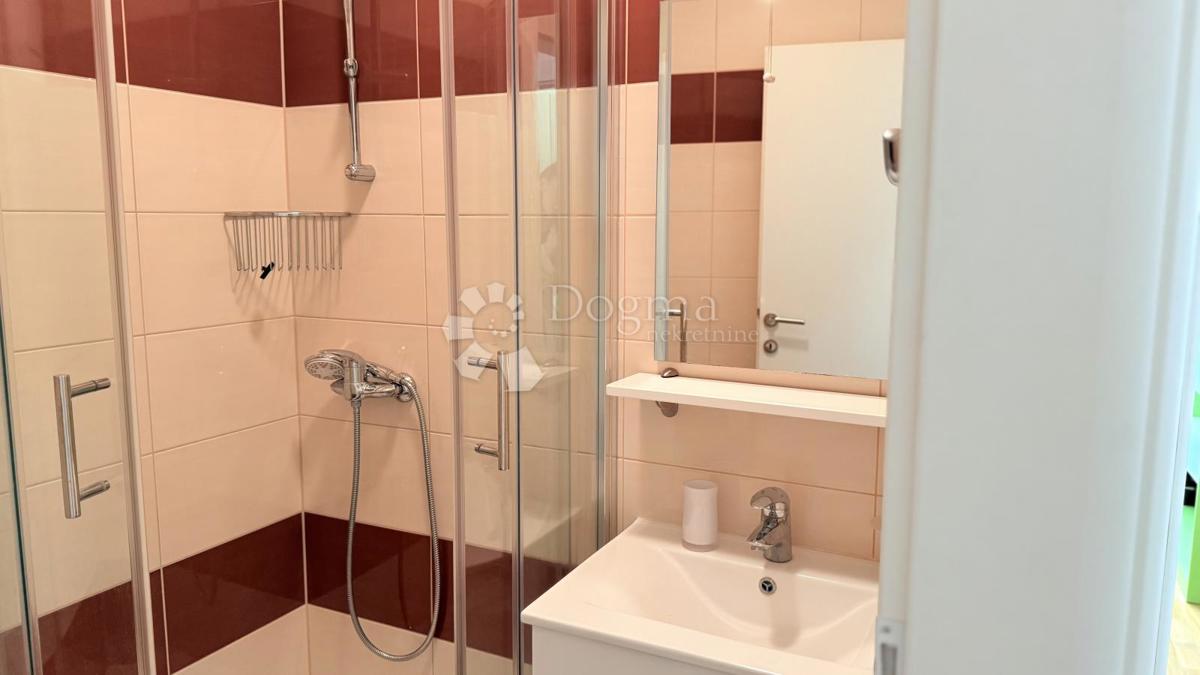 Attico a Baška Voda – Su Due Livelli, Completamente Arredato