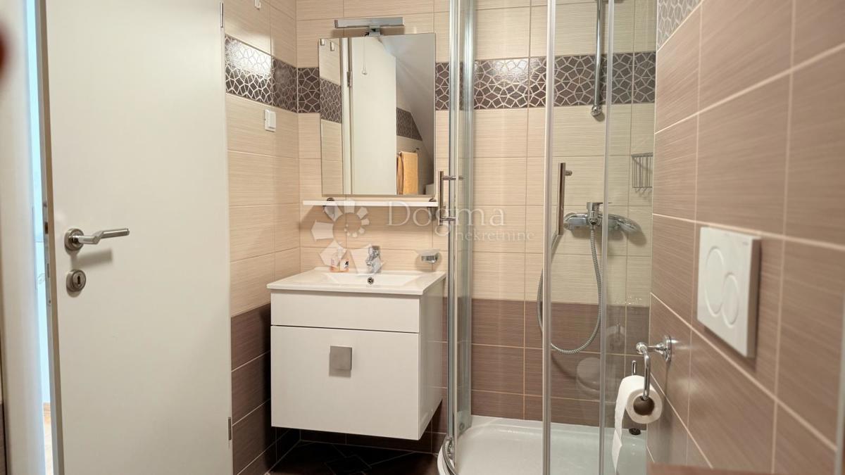 Attico a Baška Voda – Su Due Livelli, Completamente Arredato