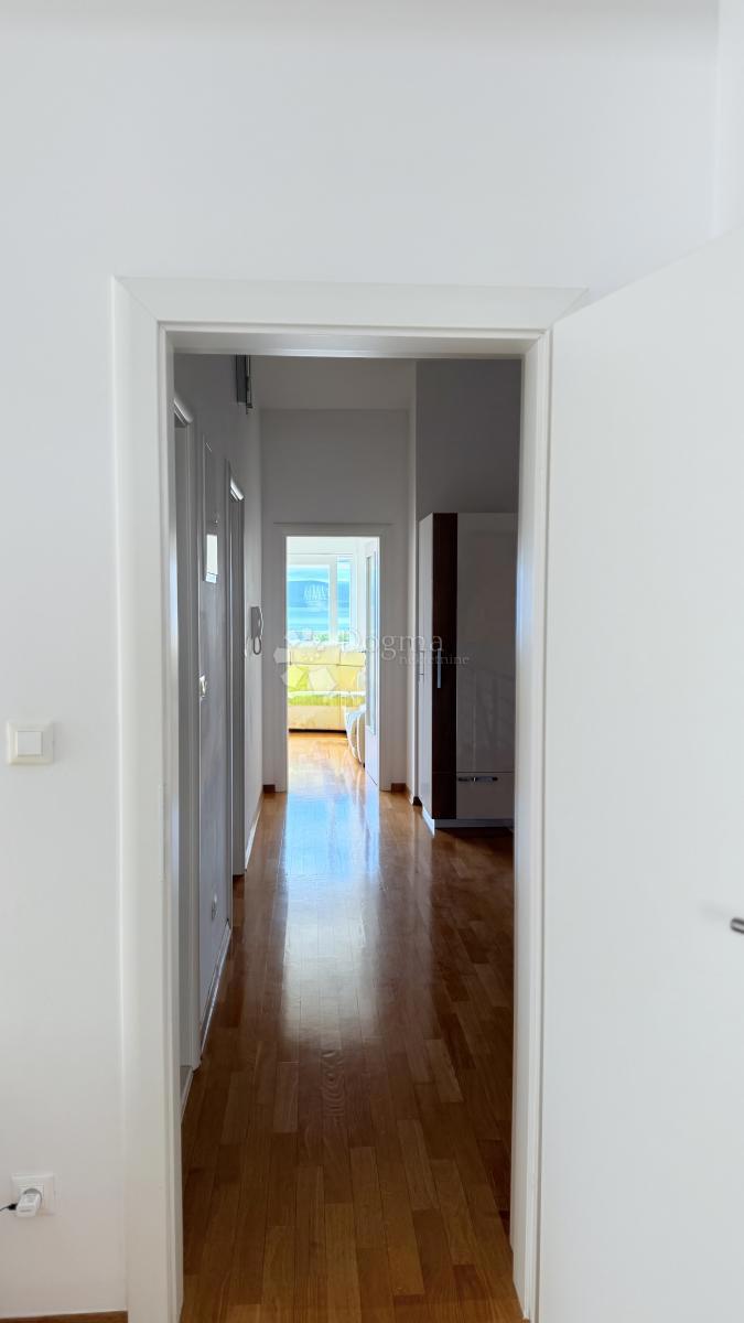 Attico a Baška Voda – Su Due Livelli, Completamente Arredato