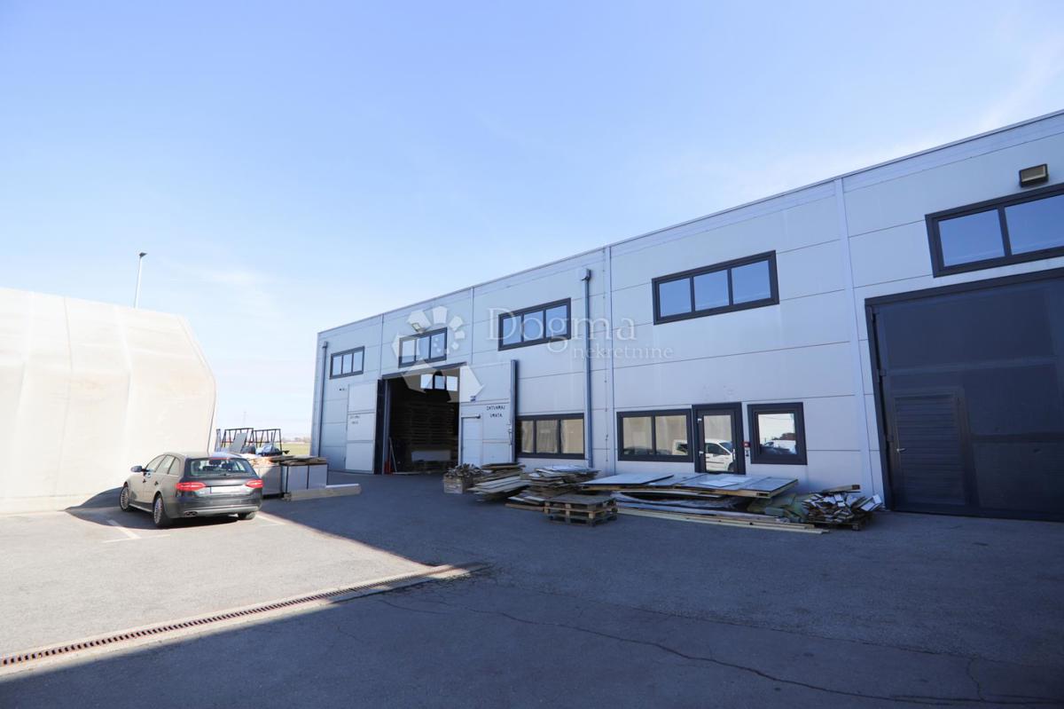 Locale commerciale Tenja, Osijek - Okolica, 3.750m2
