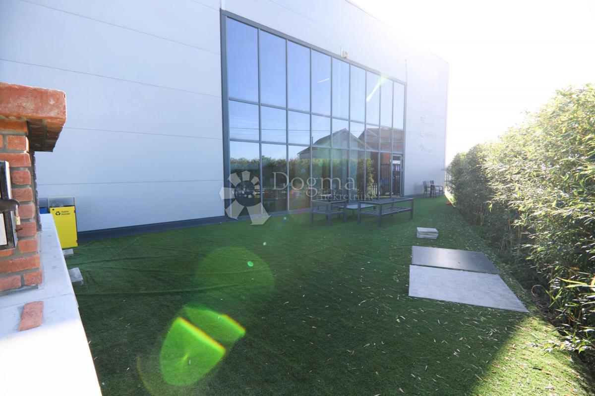 Locale commerciale Tenja, Osijek - Okolica, 3.750m2