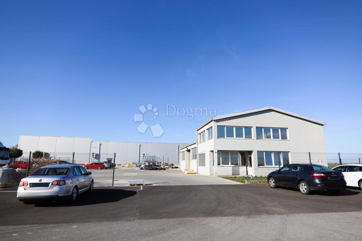 Locale commerciale Tenja, Osijek - Okolica, 3.750m2