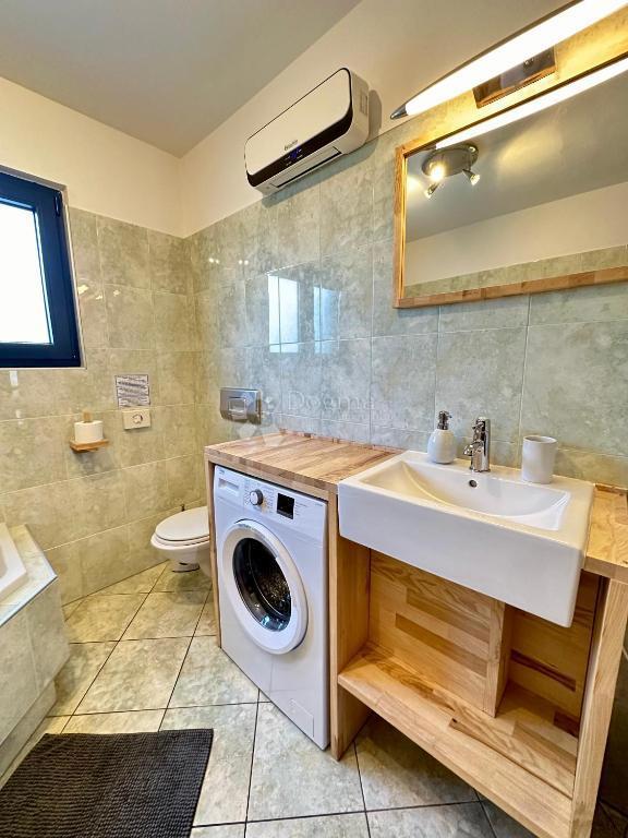 Casa con bellissimo giardino e piscina - 500 m dal mare