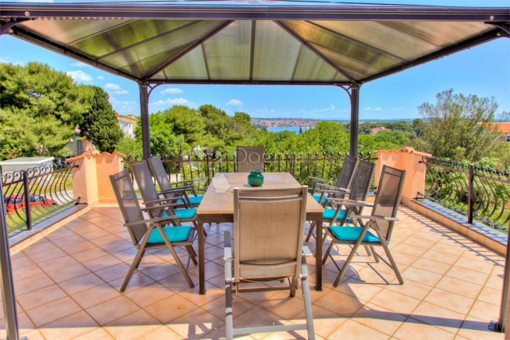 Casa con bellissimo giardino e piscina - 500 m dal mare
