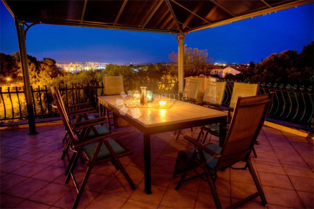 Casa con bellissimo giardino e piscina - 500 m dal mare