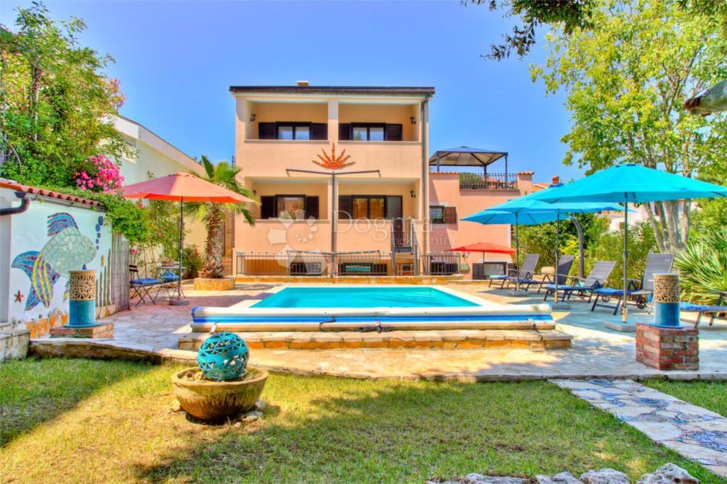 Casa con bellissimo giardino e piscina - 500 m dal mare