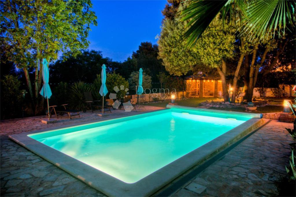 Casa con bellissimo giardino e piscina - 500 m dal mare
