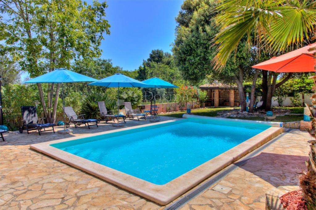 Casa con bellissimo giardino e piscina - 500 m dal mare