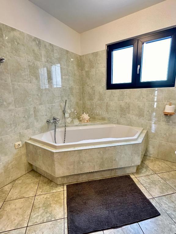 Casa con bellissimo giardino e piscina - 500 m dal mare