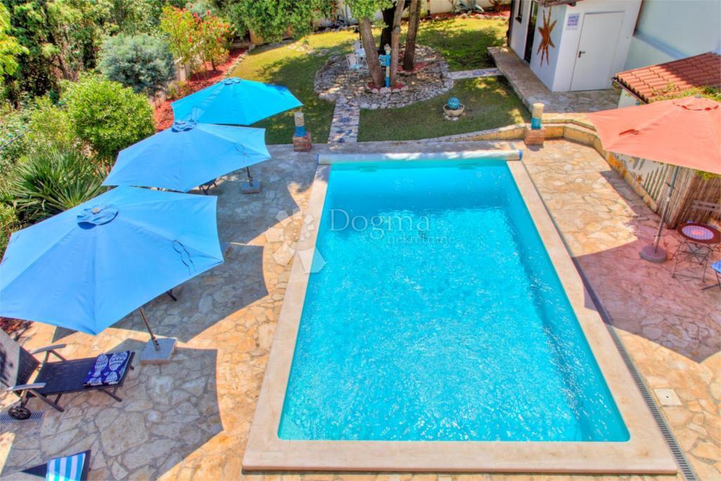 Casa con bellissimo giardino e piscina - 500 m dal mare