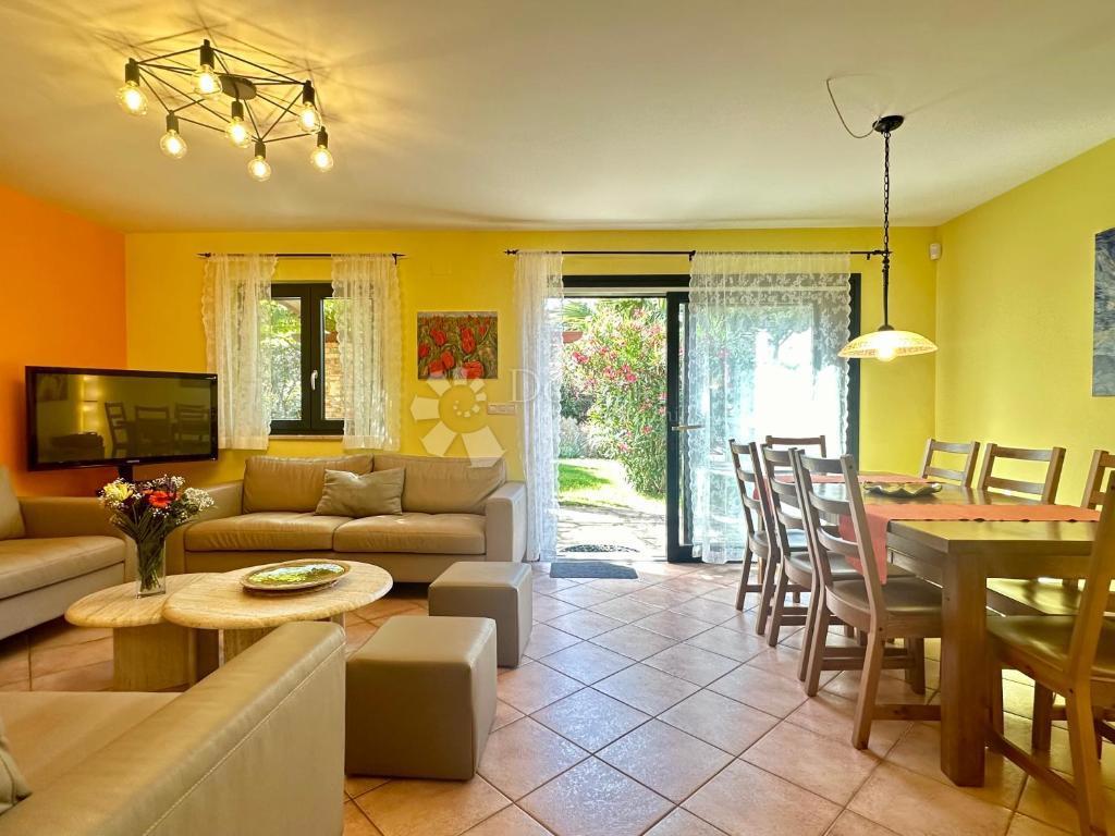 Casa con bellissimo giardino e piscina - 500 m dal mare