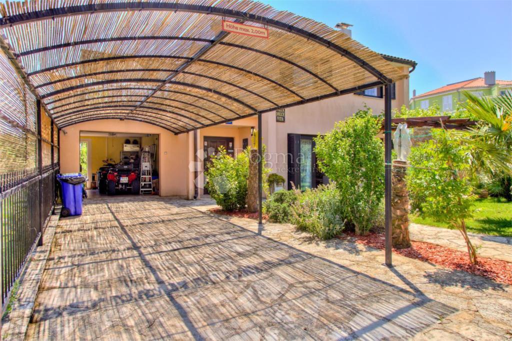 Casa con bellissimo giardino e piscina - 500 m dal mare