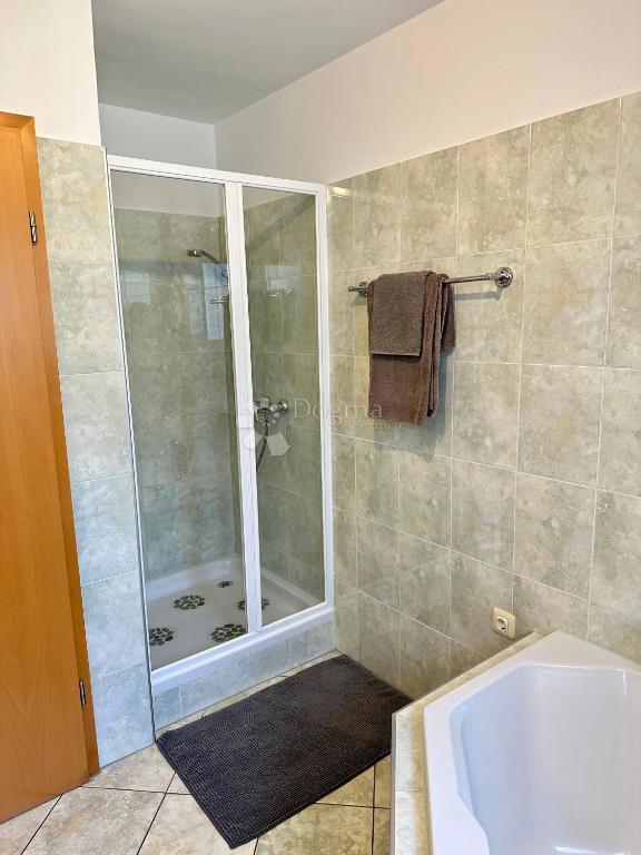 Casa con bellissimo giardino e piscina - 500 m dal mare