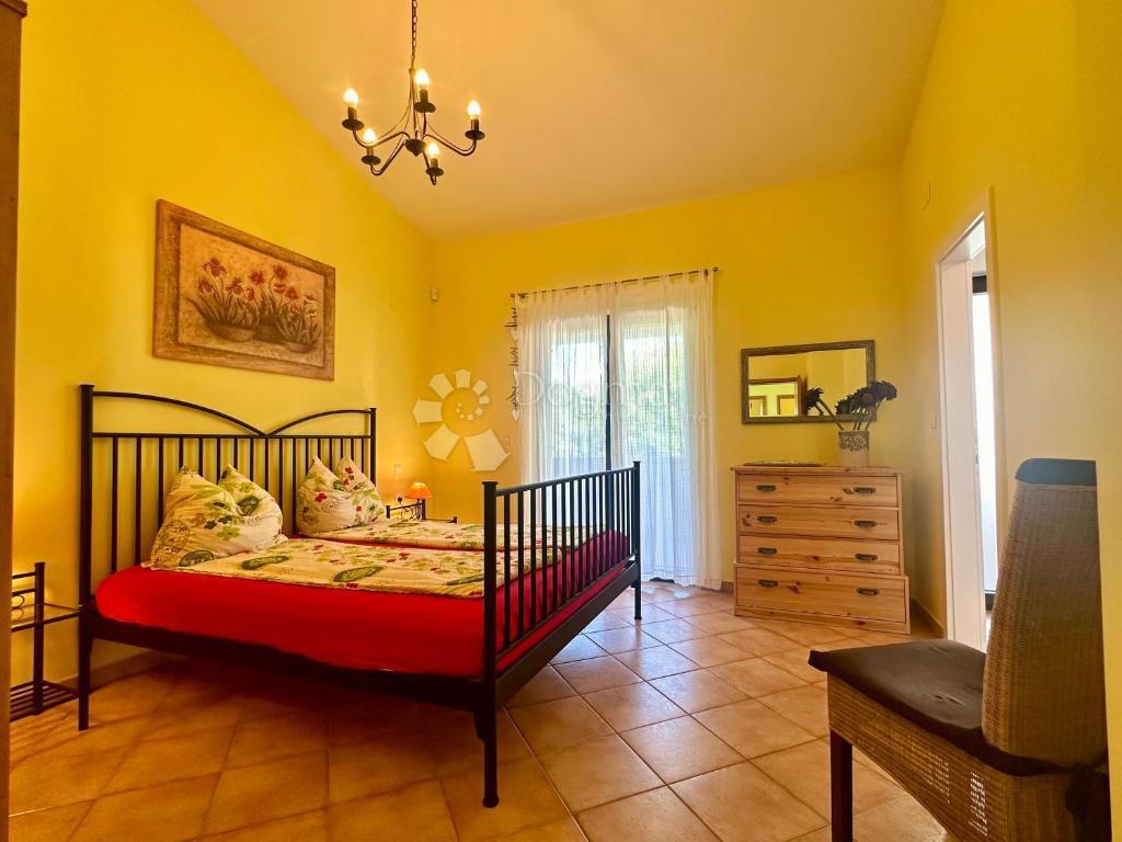 Casa con bellissimo giardino e piscina - 500 m dal mare