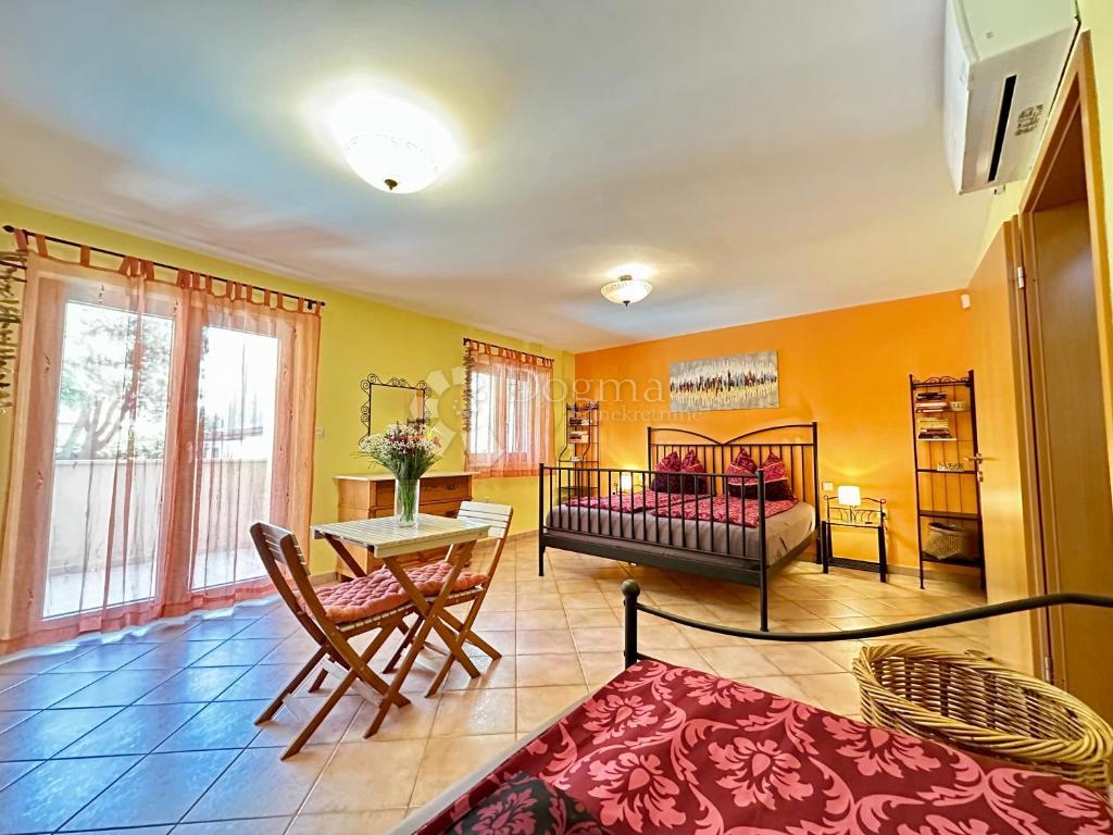 Casa con bellissimo giardino e piscina - 500 m dal mare