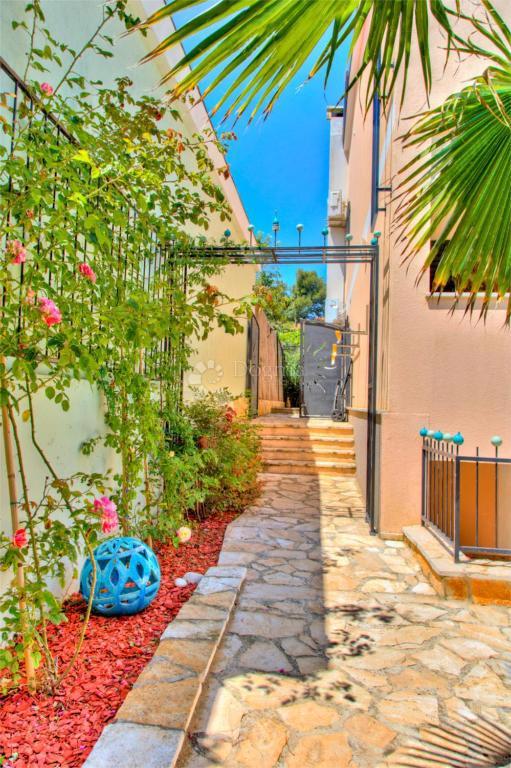 Casa con bellissimo giardino e piscina - 500 m dal mare