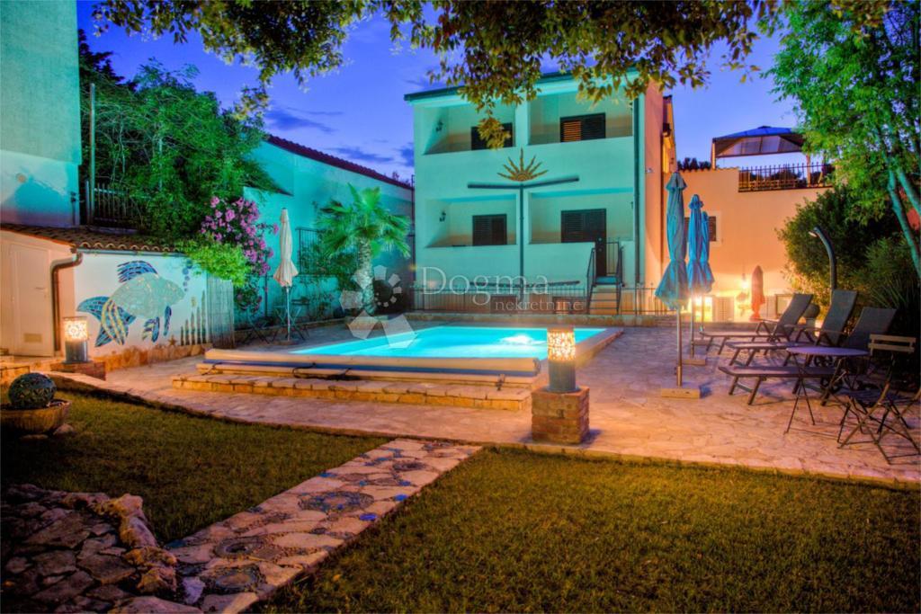 Casa con bellissimo giardino e piscina - 500 m dal mare
