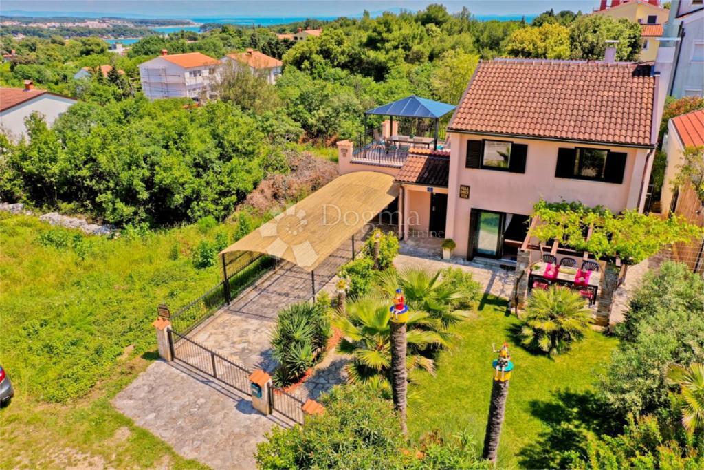 Casa con bellissimo giardino e piscina - 500 m dal mare