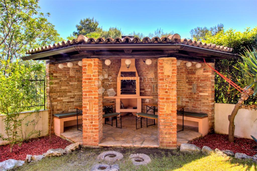 Casa con bellissimo giardino e piscina - 500 m dal mare