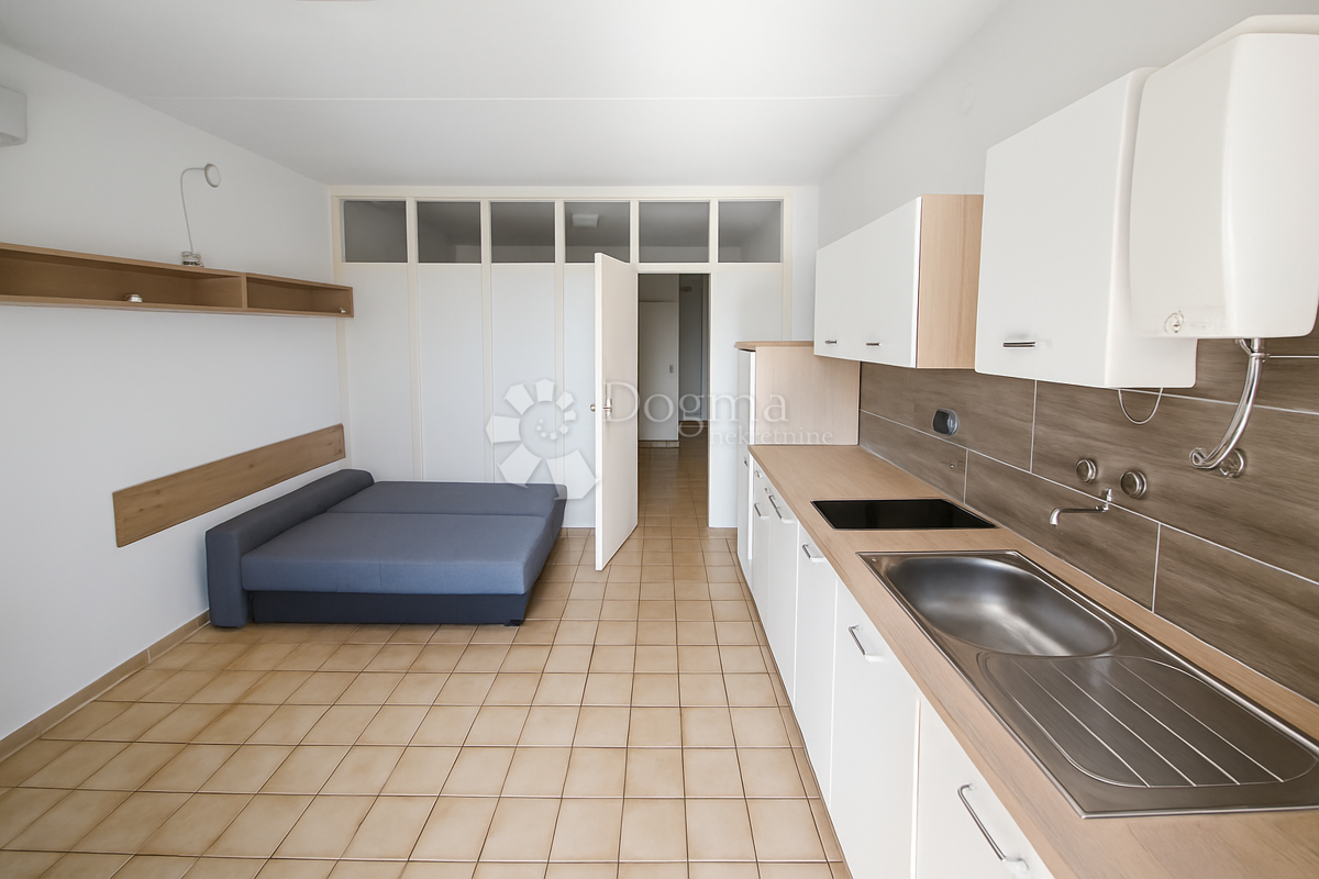 Duga Uvala – Appartamento con potenziale, a soli 350 m dal mare! VENDITA URGENTE!