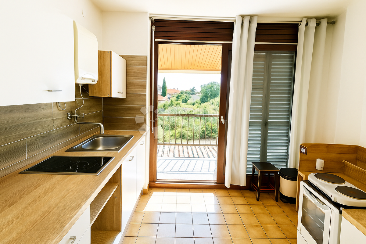 Duga Uvala – Appartamento con potenziale, a soli 350 m dal mare! VENDITA URGENTE!