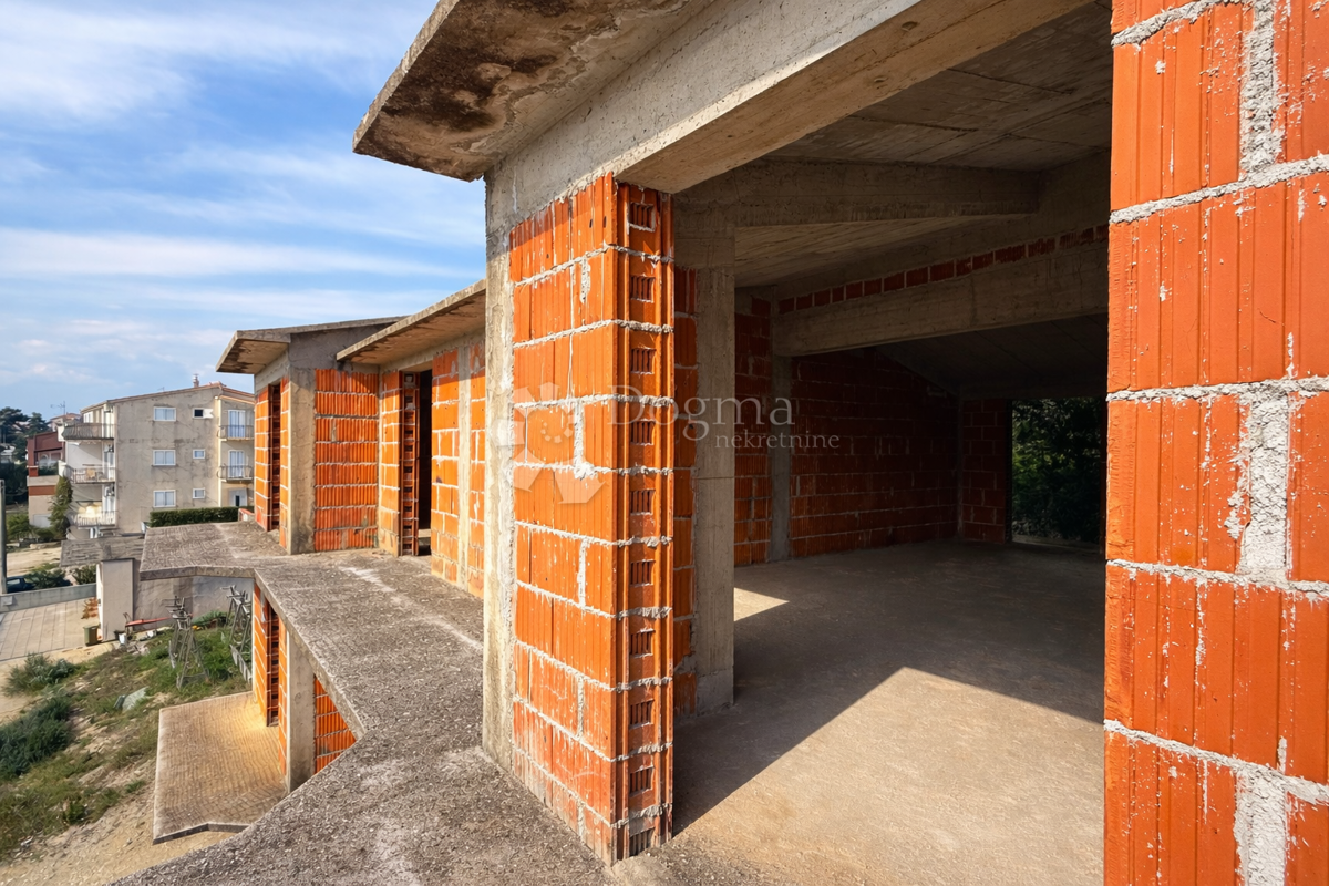 Casa su tre piani con grande potenziale, grezzo avanzato