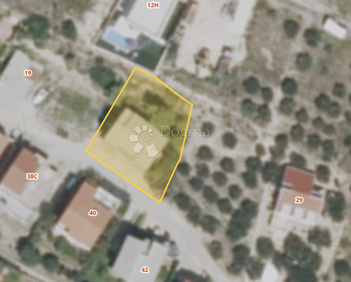 Casa su tre piani con grande potenziale, grezzo avanzato