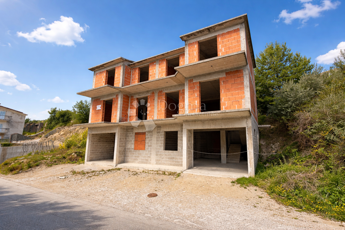 Casa su tre piani con grande potenziale, grezzo avanzato