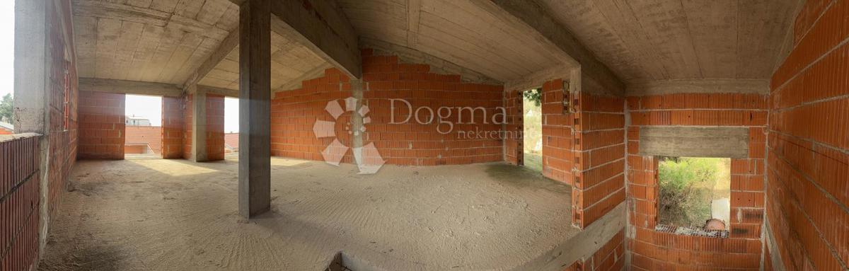 Casa su tre piani con grande potenziale, grezzo avanzato