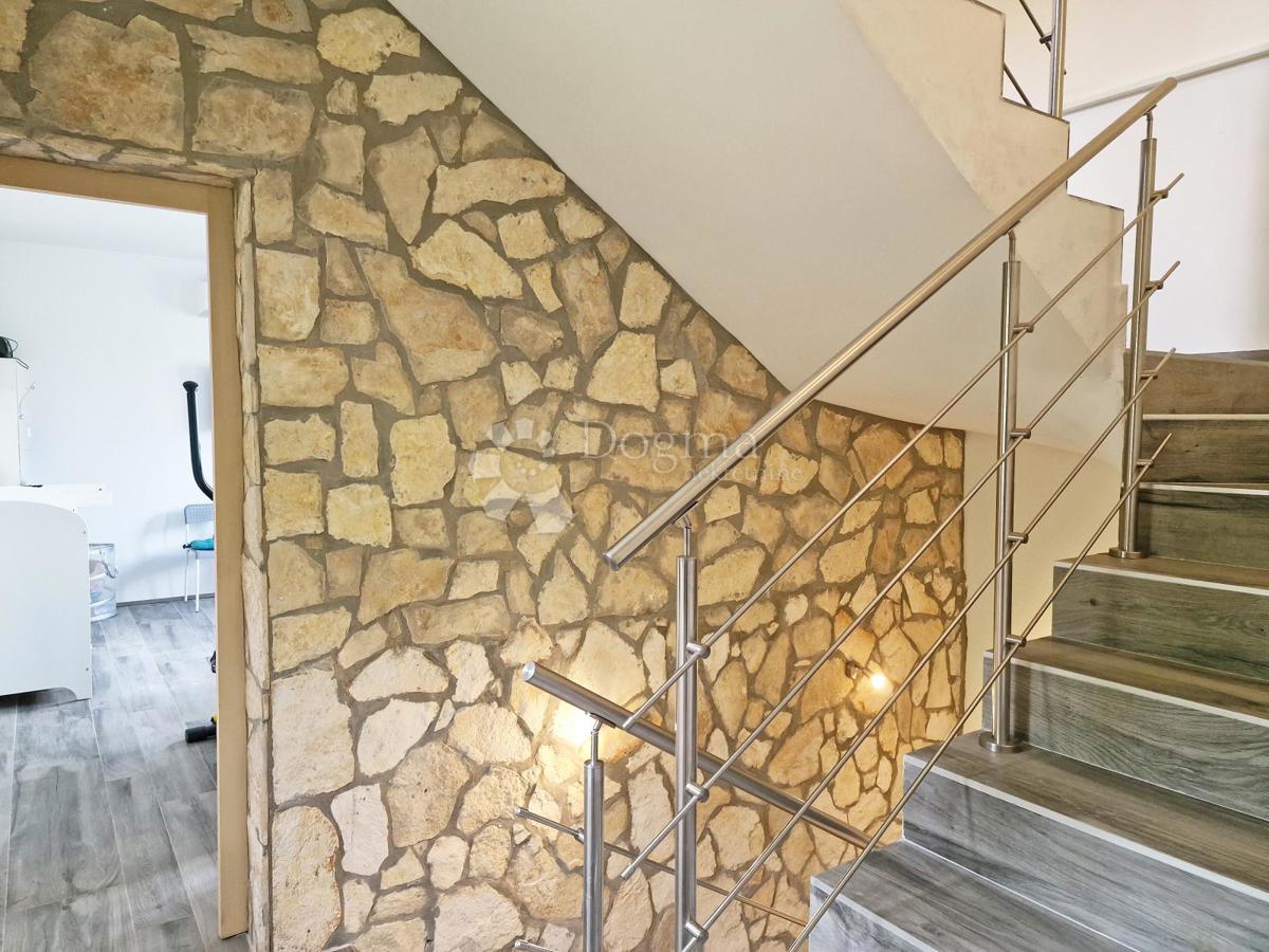 INCANTEVOLE CASA IN PIETRA A 200 M DAL MARE CON VISTA! ESCLUSIVO