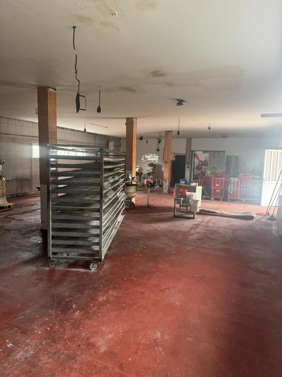 Locale commerciale Kninsko Polje, Knin, 1.392m2