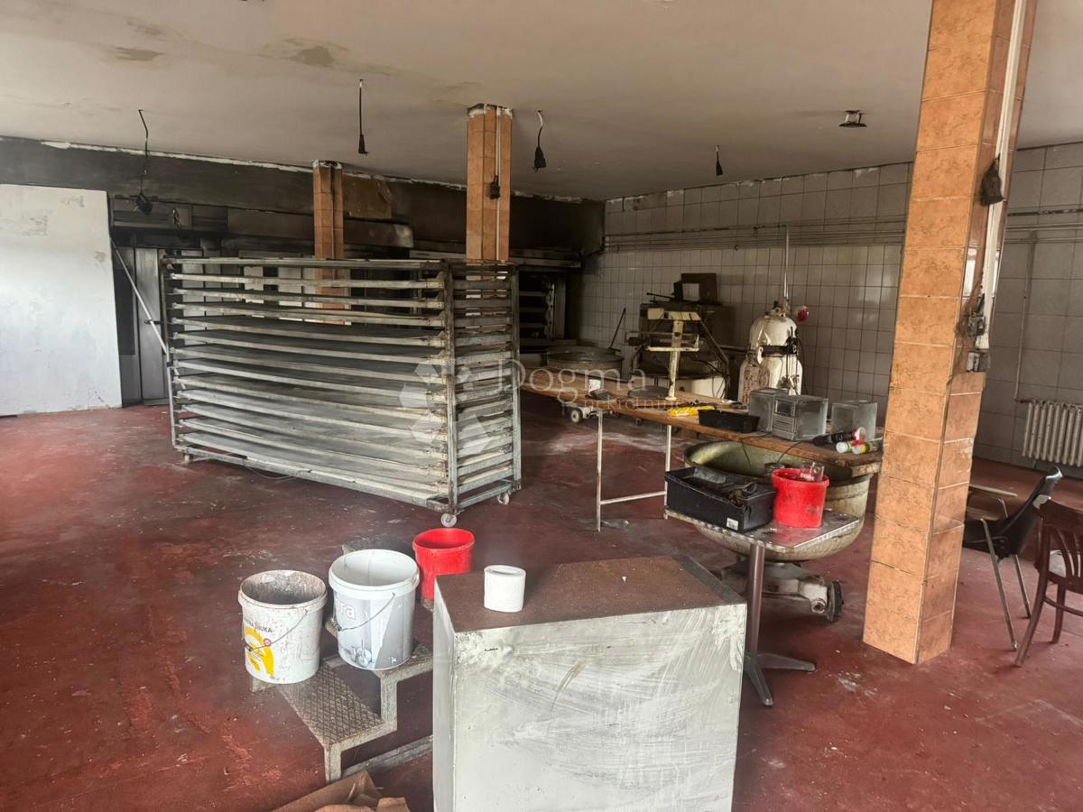 Locale commerciale Kninsko Polje, Knin, 1.392m2